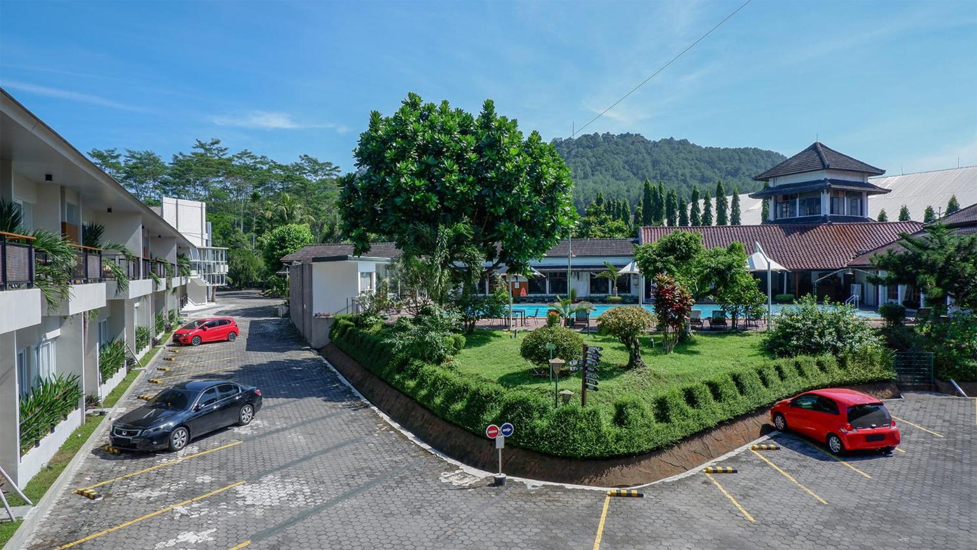 Front One Resort Magelang Eksteriør bilde